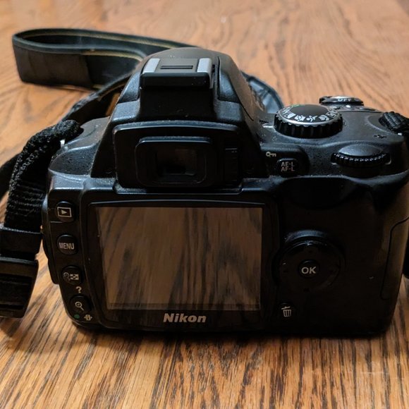 Nikon D40 DSLR Camera with 18-55mm Lens - Picture 4 of 5